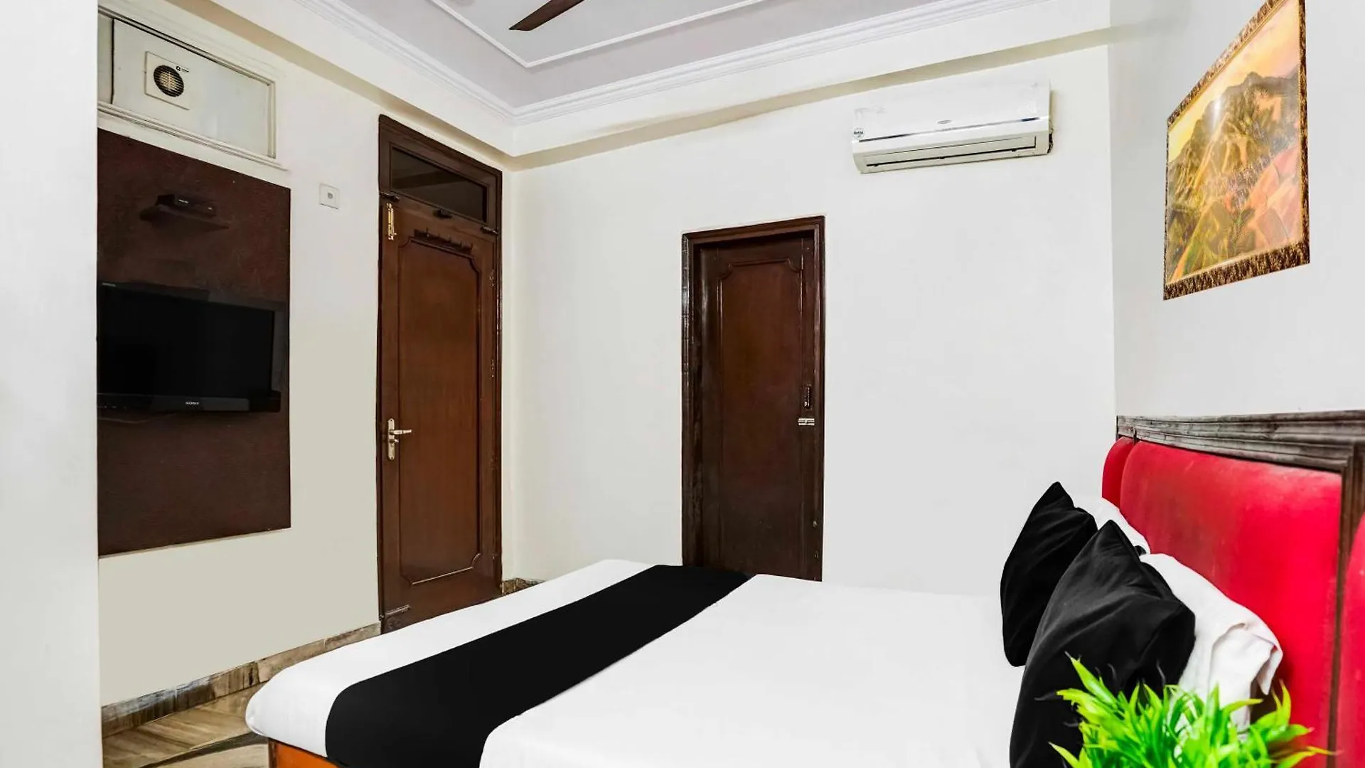 Collection O Collection O Paharganj Near Railway Station Hotel Anachal